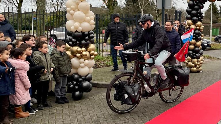 Razzouki fietst door de erehaag (foto: Erik Peeters).