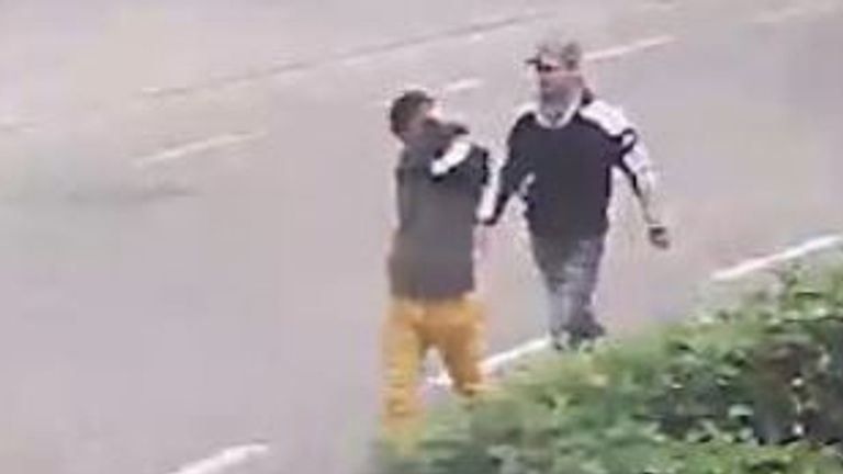 De twee mannen vastgelegd op straatcamera's, terwijl ze de buurt verkennen (foto: Bureau Brabant)