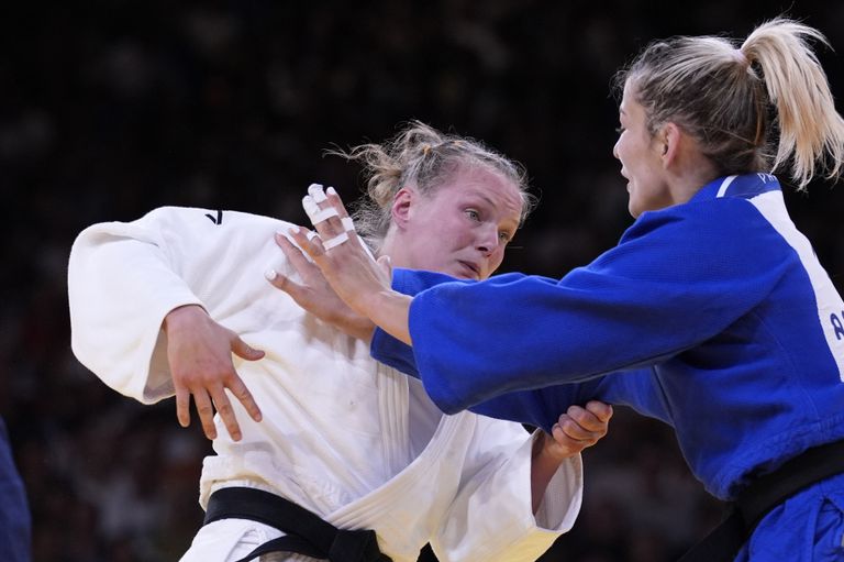 Sanne van Dijke in duel met Aleksandra Samardzic (foto: ANP 2024/Eugene Hoshiko AP).