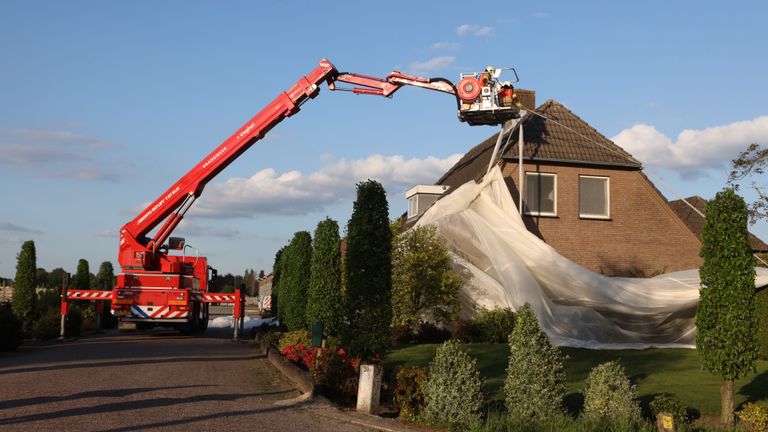 De brandweer moest het doek verwijderen (foto: Sander van Gils/SQ Vision).