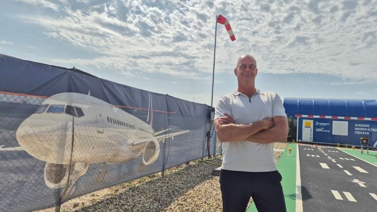 Algemeen directeur Erik de Leeuw van POSSEHL Spezialbau op het mini-vliegveld in Oosterhout (foto: Niek de Bruijn).