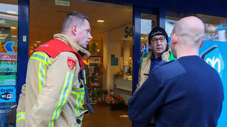 Overleg voor de supermarkt aan de Boterhoek in Best (foto: Arno van der Linden/SQ Vision).