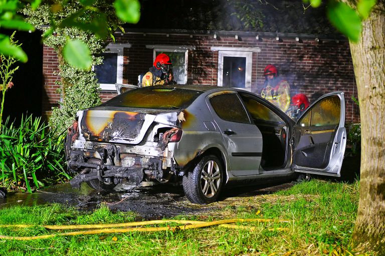 De brandweer kon niet voorkomen dat de auto aan de Maastrichterweg in Valkenswaard verloren ging (foto: Rico Vogels/SQ Vision).