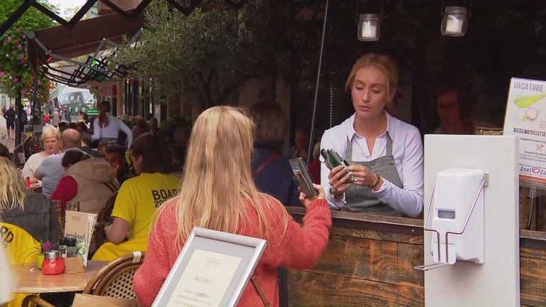Een medewerker van een Eindhovens café doet een coronacheck.