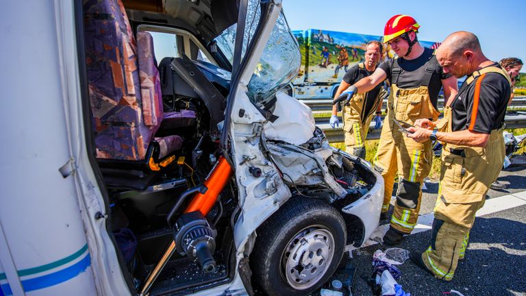 De schade aan de camper en de cabine is enorm (foto: SQ Vision).