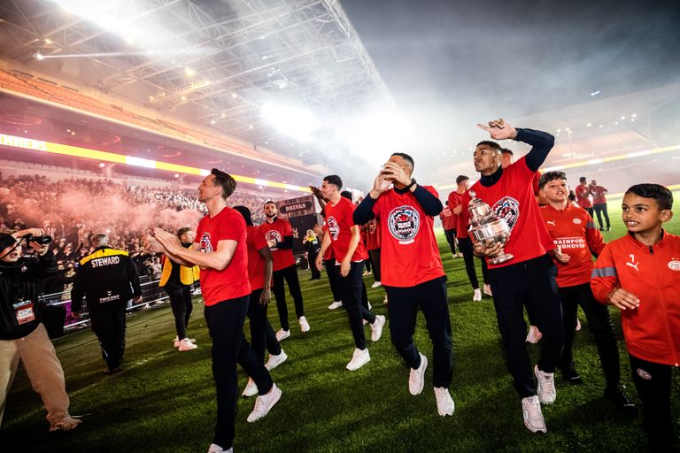 De spelers liepen een ereronde door het stadion (foto: ANP)