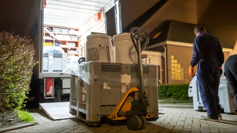 Tijdens de politieactie in Raamsdonksveer werden diverse spullen in beslag genomen foto: Marcel van Dorst/SQ Vision).