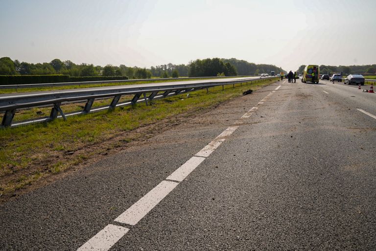 Het ongeluk op de A67 bij Asten gebeurde rond halftien zaterdagochtend (foto: Harrie Grijseels/SQ Vision).
