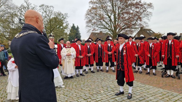 Frans krijgt een onderscheiding omdat hij zondag 60 jaar lid van het gilde is (foto: Tom Berkers).