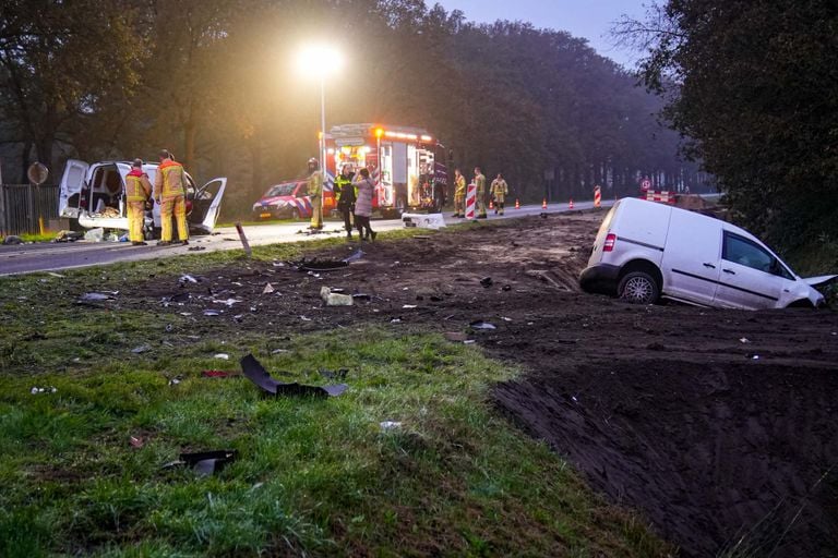 Na de botsing in Asten ging een bestuurder ervandoor (foto: Harrie Grijseels/SQ Vision).