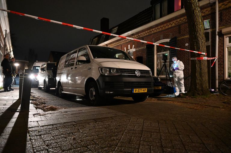 Een deel van de Klaverstraat in Tilburg werd na de vondst van de dode vrouw afgezet (foto: Toby de Kort/SQ Vision).