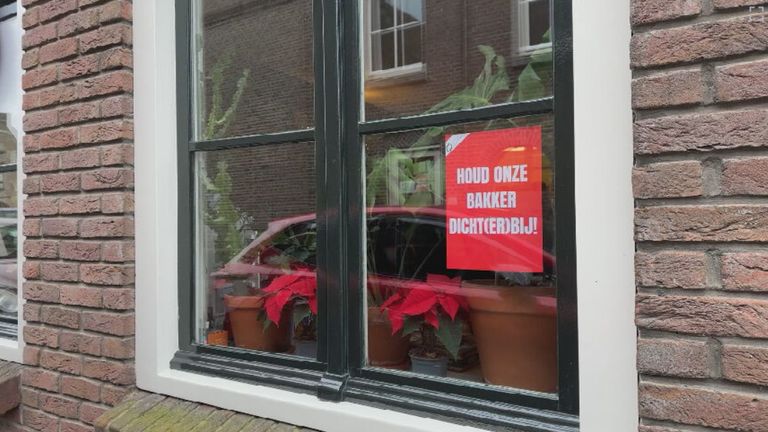 Een affiche voor het raam (Foto: Carlijn Kösters).