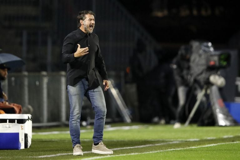 NAC-trainer Carl Hoefkens tijdens de wedstrijd tegen FC Utrecht (foto: ANP).