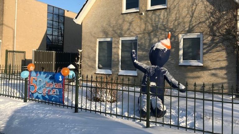 Abraham met trechter is in een sneeuwpop veranderd (Marion van Zundert)