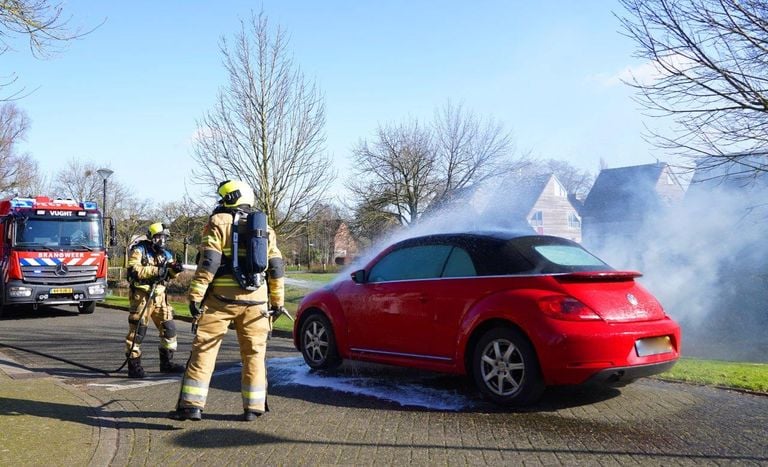 De wagen was tijdens het rijden in brand gevlogen (foto: Bart Meesters/Meesters Multi Media/SQ Vision).