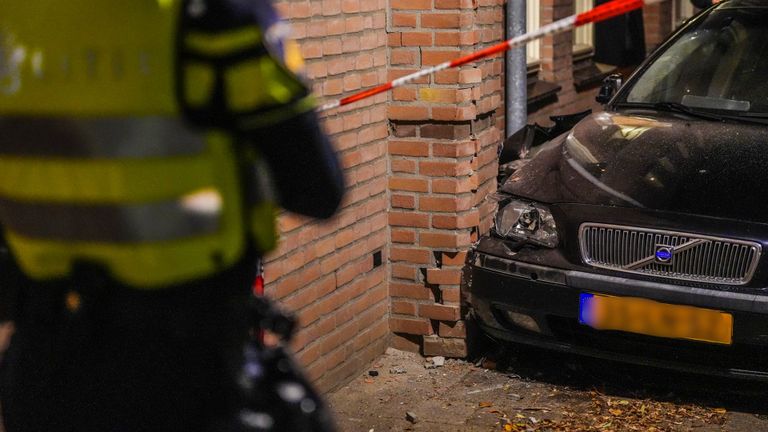 De gevel van het huis moet na de crash gestut worden (foto: SQ Vision).