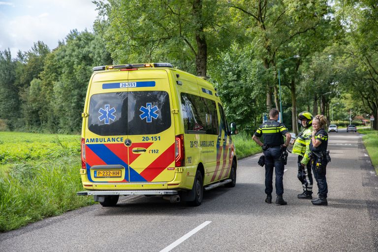De bestuurster van de gecrashte auto in Klundert is voor verder onderzoek naar een ziekenhuis gebracht (foto: Christian Traets/SQ Vision). 