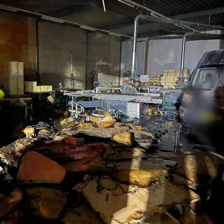 De schade in het gebouw van TCL Beheer is aanzienlijk (foto: brandweer Raamsdonksveer).