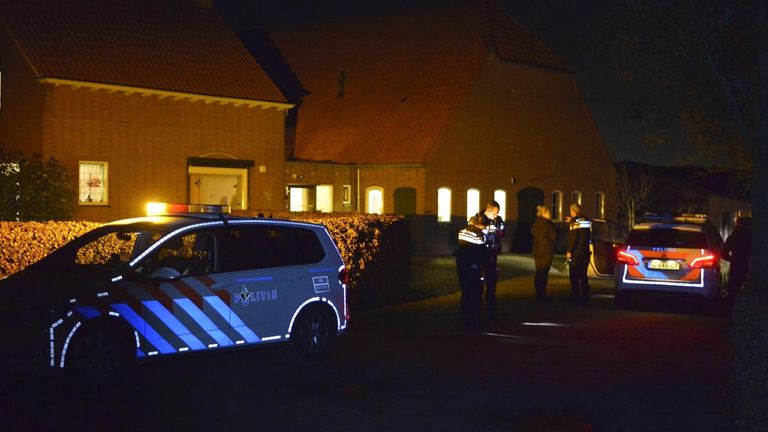 De overval bij de boerderij aan de Pannenhoefsebaan in Rijsbergen vond rond vier uur woensdagnacht plaats (foto: Perry Roovers/SQ Vision).