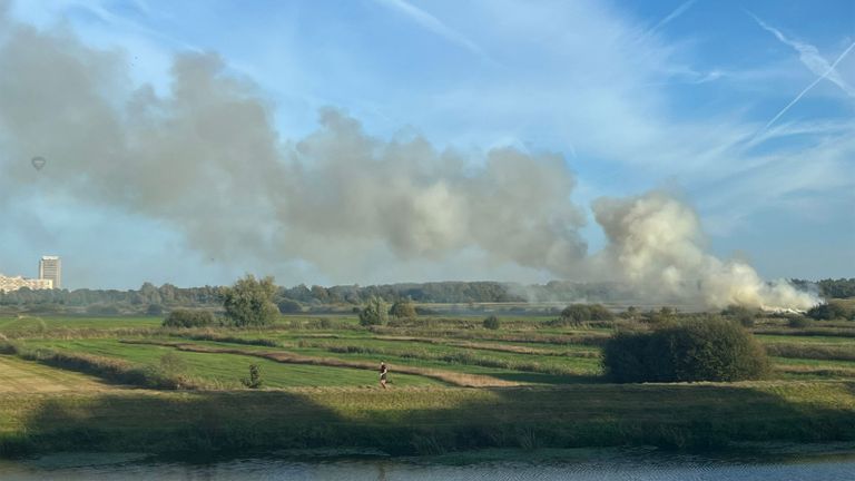 De rookwolken trekken over het Bossche broek richting de stad (foto: Iris Charlier).