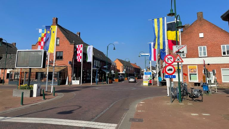 De grens tussen Nederlands en Belgisch Putte (foto Robert te Veele).