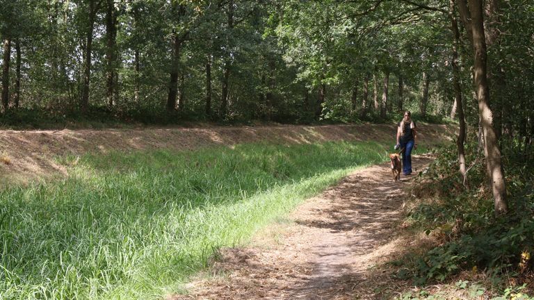 Ook hier ten zuiden van Middelbeers moet de Kleine Beerze veranderen in een smalle en kronkelende beek. 