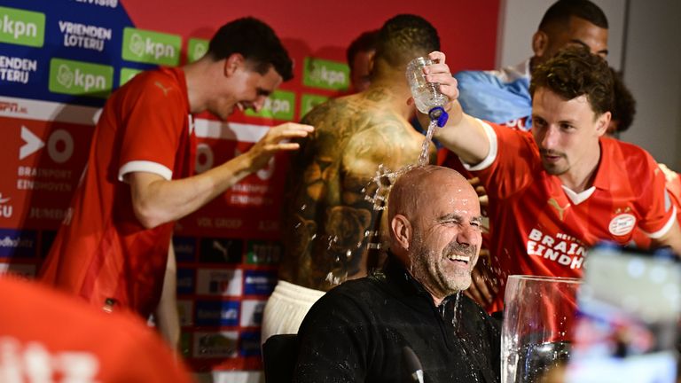 PSV-trainer Peter Bosz krijgt water over zich heen (Foto: ANP, Olaf Kraak)