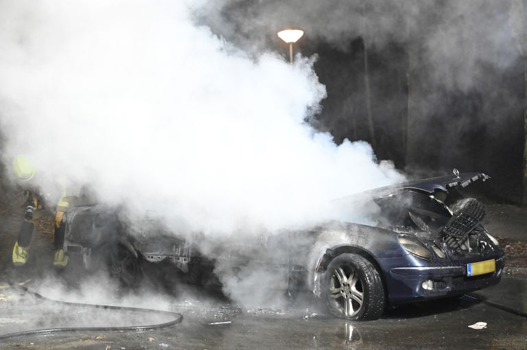 Van de auto aan de Grote Houw in Breda bleef weinig over (foto: Perry Roovers/SQ Vision).