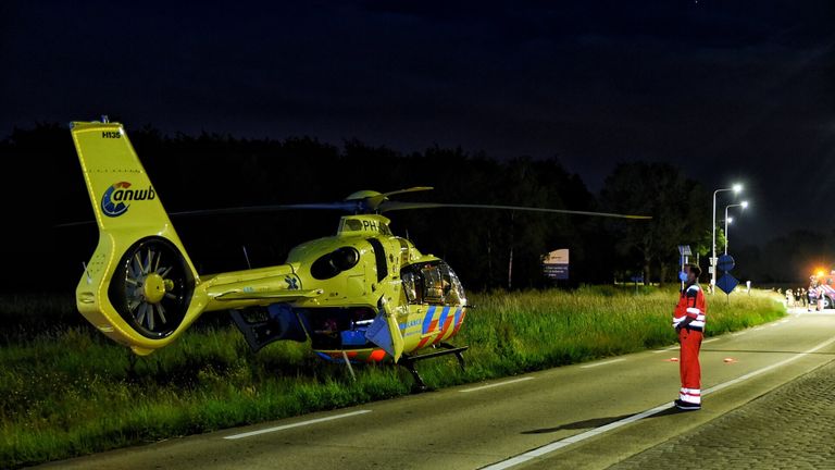 Vanwege de ernst van de situatie op de N260 bij Gilze werd ook een traumaheli ingezet (foto: Toby de Kort/SQ Vision).