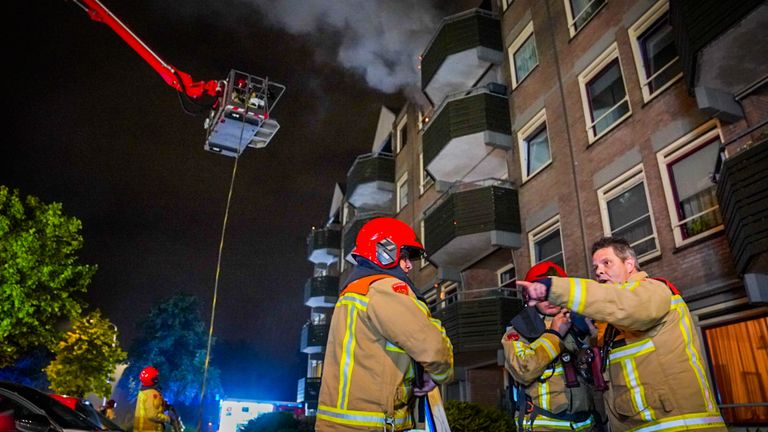 De brandweer had het vuur dat woedde in het Eindhovense appartement snel onder controle (foto: Sem van Rijssel/SQ Vision).