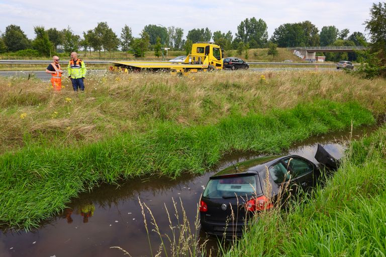 De auto belandde in de sloot naast de A50 bij Sint-Oedenrode (foto: Sander van Gils/SQ Vision).