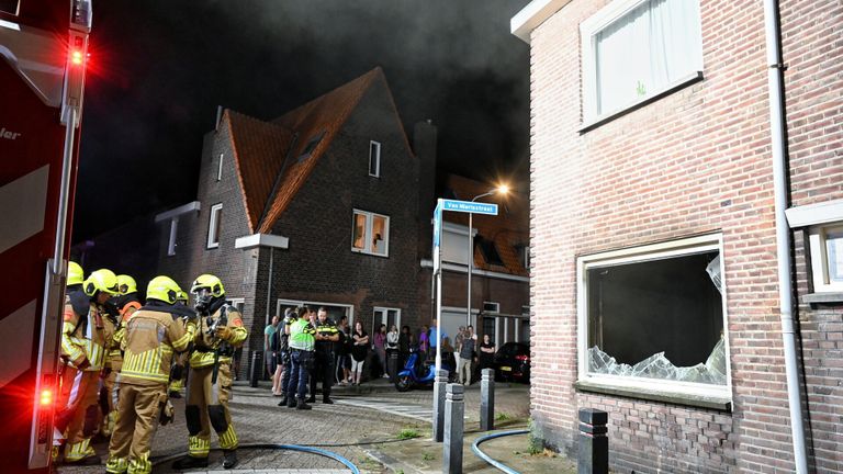 De brand in Tilburg trok veel bekijks.