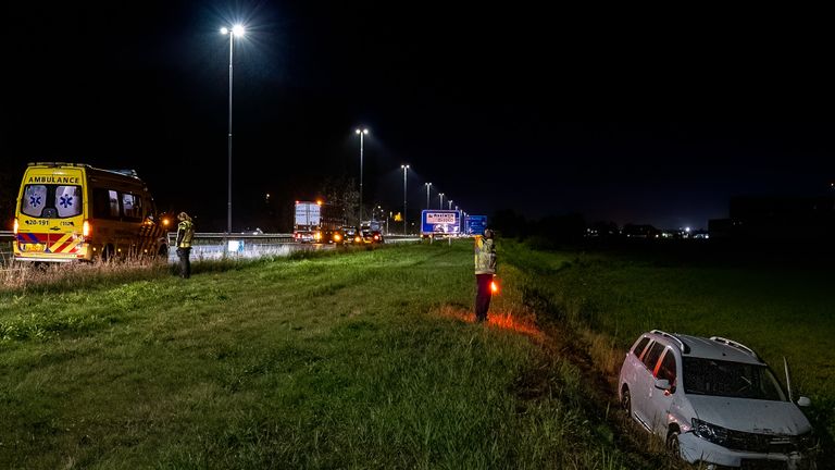 De auto crashte op de A59 bij Waalwijk (foto: Iwan van Dun/SQ Vision).