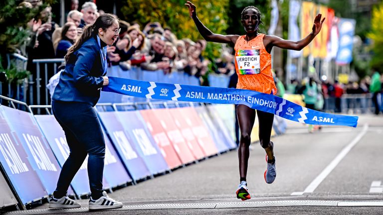 Vivian Jerotich won de marathon bij de vrouwen. (Foto: Eye4Images)