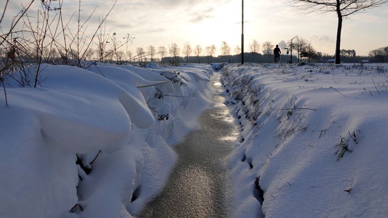 Sloten vriezen dicht en in de verte komt een eenzame fietser (foto:Ben Saanen)