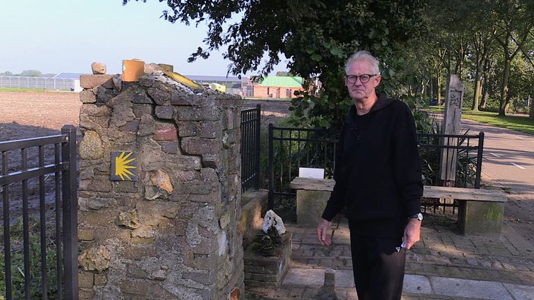 Mari bij zijn zelfgebouwde wandelmonument 