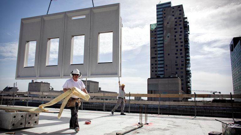 Werkzaamheden in de Spoorzone in Tilburg, met op de achtergrond de StadsHeer (foto: Dolph Cantrijn/Hollandse Hoogte)