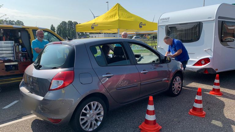 Drukte bij Hazeldonk, waar de vakantiecheck plaatsvindt (foto: Eva de Schipper).