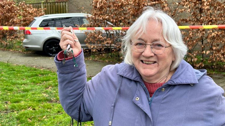 De bewoonster van het huis is nog een beetje beduusd van wat haar is overkomen (foto: Jan Peels).