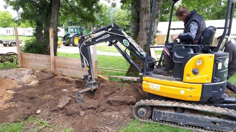 Er wordt nu extra hard gewerkt om de camping in orde te maken. (Foto: Stefaan Pinckaers)