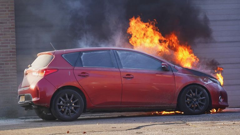 De auto vloog door onbekende oorzaak in de fik (foto: Jeroen Stuve).