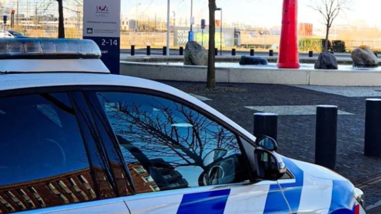 Man met messen in de rechtbank (foto: politie_markdal).