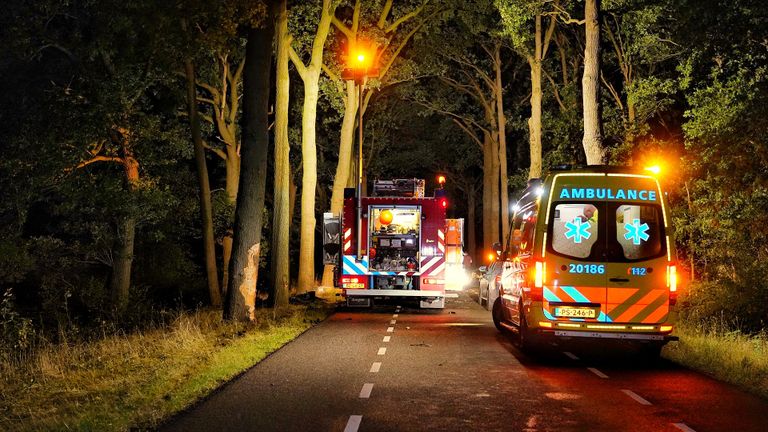 De brandweer moest de man bevrijden (foto: Jeroen Stuve/SQ Vision Mediaprodukties).