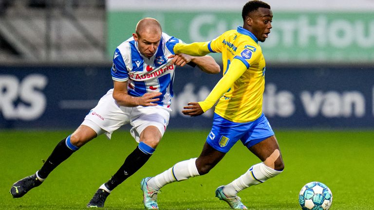 Thierry Lutonda (r.) van RKC Waalwijk is Sven van Beek te snel af (Foto: Orange Pictures)