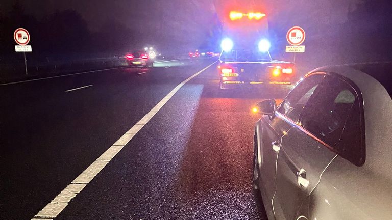 De auto strandde op de A67 bij Eersel (foto: X/Wis_Robert).