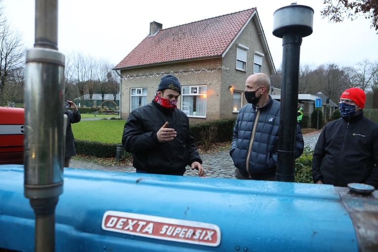 Frits van Eerd (midden) overlegt met boeren (foto: Bart Meesters Multi Media/SQ Vision Mediaprodukties).