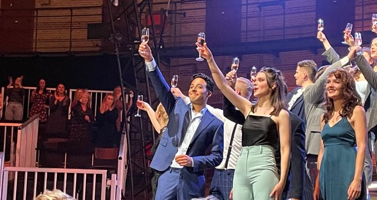 Hoofdrolspeelster Dominique de Bont heft het glas na de voorstelling. (foto: Tom van den Oetelaar)