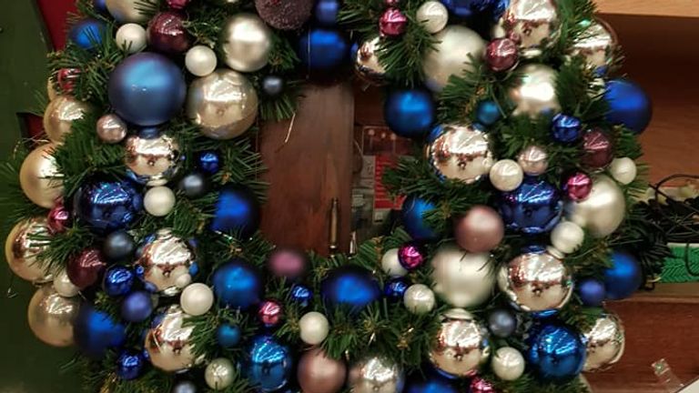 Van overtollige kerstballen maken vrijwilligers en klanten kerstkransen (foto:Kerstkringloopwinkel)