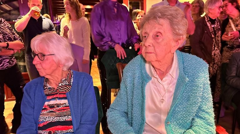 De 100-jarige juf Maria Rijken wordt verrast door zeshonderd oud-leerlingen (foto: Jan Peels).