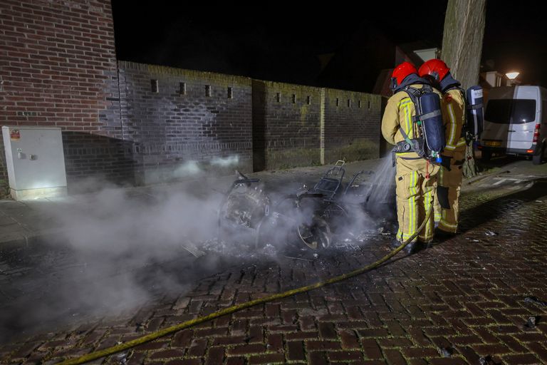 Van de 45-kilometerauto bleef slechts een geraamte over (foto: SQ Vision).